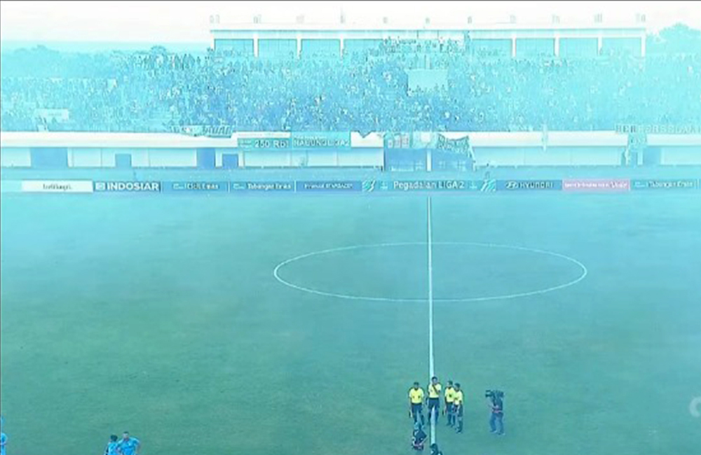 Flare menyala di laga Persela vs Persijap Babak 8 besar liga 2.