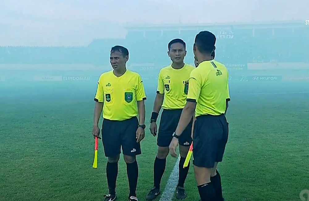 Wasit hentikan sementara pertandingan Persela vs Persijap. Ada FLare menyala ketika laga masih berjalan 77 menit.