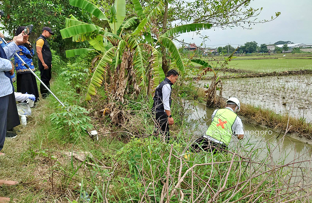 AMBIL SAMPEL: Petugas mendalami dugaan pencemaran lingkungan dari air sungai yang diduga tercemar limbah industri migas di sekitar Lapangan Sukowati.
