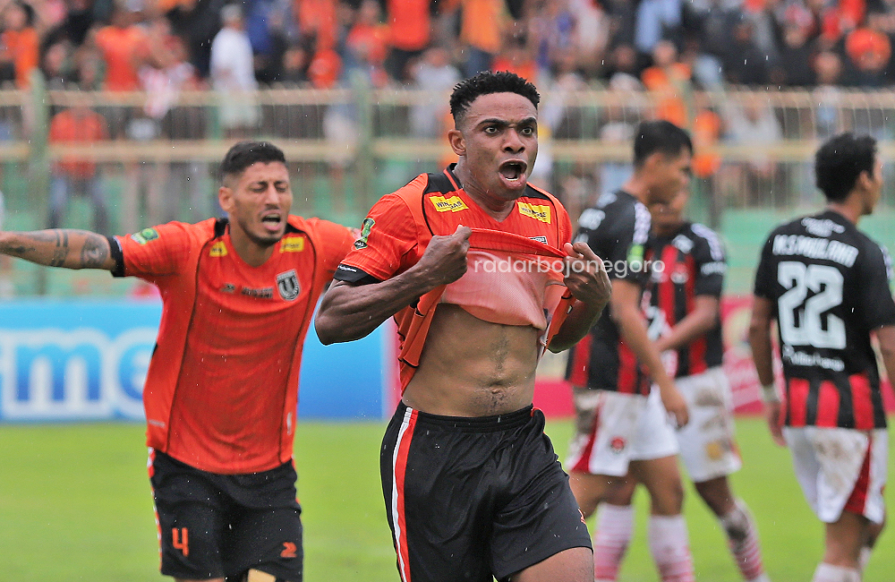 JEBOL GAWANG LAWAN: Osas Saha selebrasi usai menjebol gawang Persekat di Stadion Letjend Soedirman (17/2).