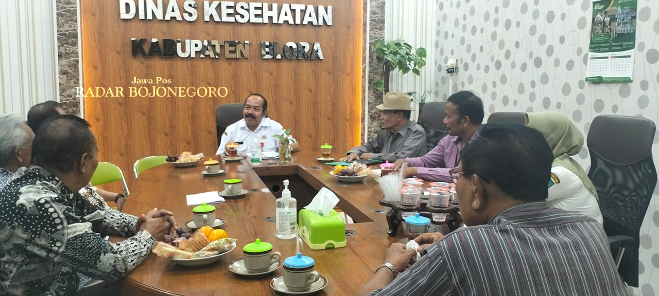 PENGADUAN: Kepala Dinkes Edi Widayat menerima aduan dari FKMB perihal adanya dugaan ketidakakuratan hasil uji lab Klinik Patra Medica.  (ISTIMEWA/RADAR BOJONEGORO)