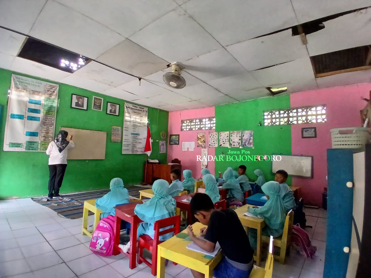 BUTUH PERBAIKAN: Kondisi plafon ruang kelas TK Pertiwi 2 Jepon memprihatinkan. Rawan ambrol saat musim hujan. (RAHUL OSCARRA DUTA/RADAR BOJONEGORO)