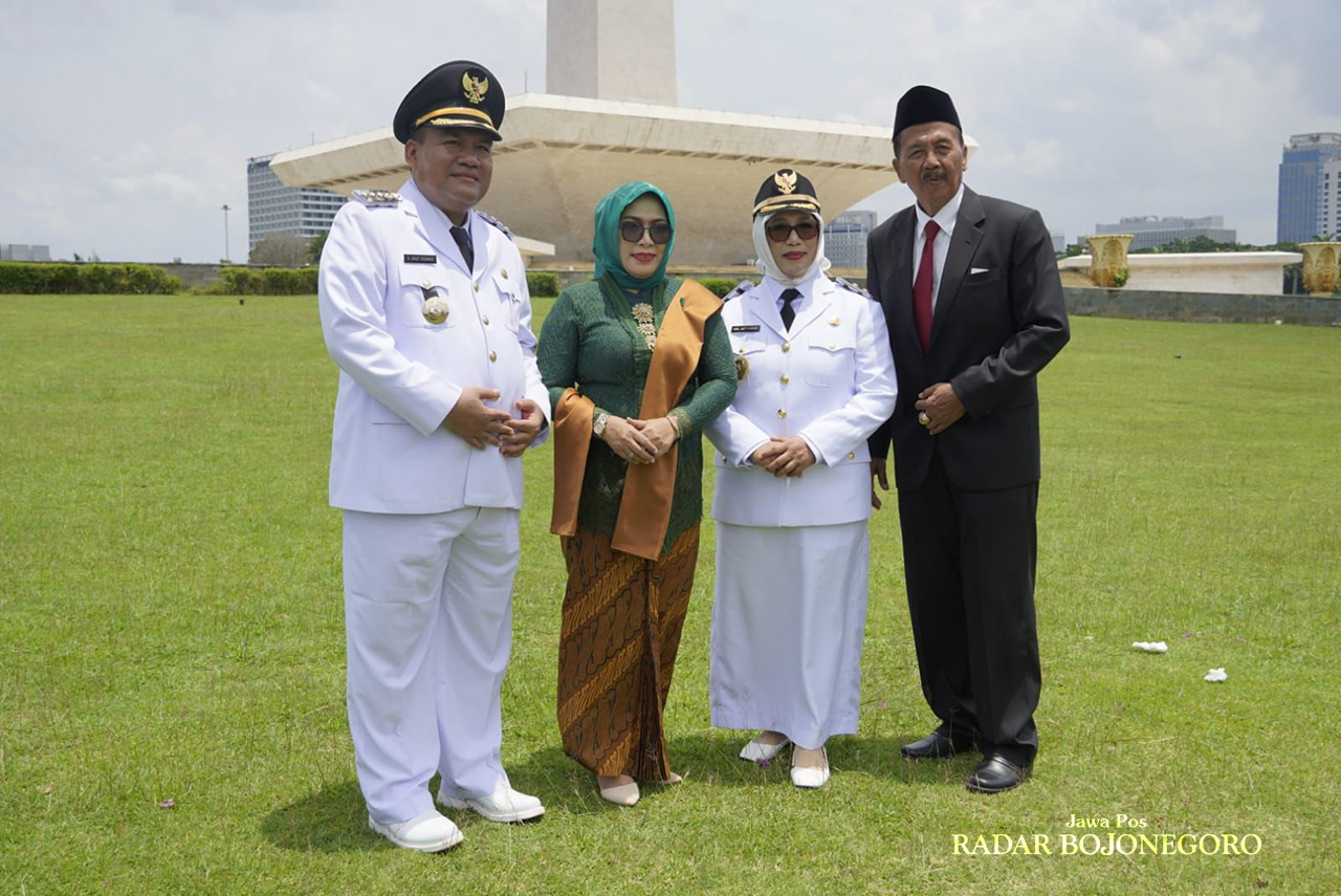 RESMI: Bupati Blora Arief Rohman bersama istri dan Wakil Bupati Blora Sri Setyorini bersama suami foto bersama di depan Monas, Jakarta. (ISTIMEWA/RADAR BOJONEGORO)