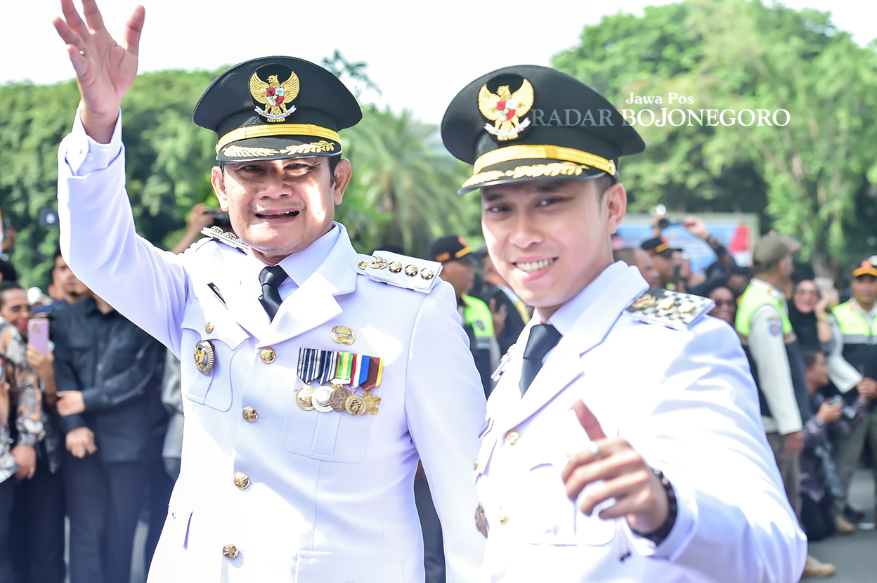 KOMPAK: Bupati Lamongan Yuhronur Efendi dan Wakil Bupati Lamongan Dirham Akbar Aksara tampak kompak dengan foto bersama di depan Monas, Jakarta. (ISTIMEWA/RADAR BOJONEGORO)