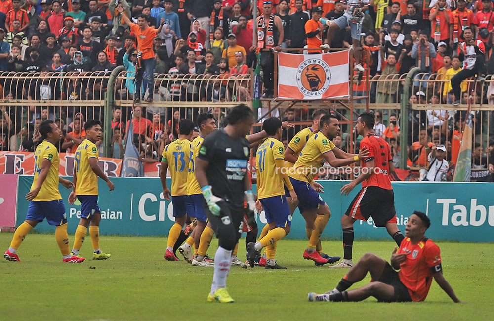 TENSI PANAS: Osas Saha adu argumen dengan kiper Gresik United, sedangkan Otavio Dutra bersitegang dengan empat pemain Gresik United. (YUAN EDO/RADAR BOJONEGORO)