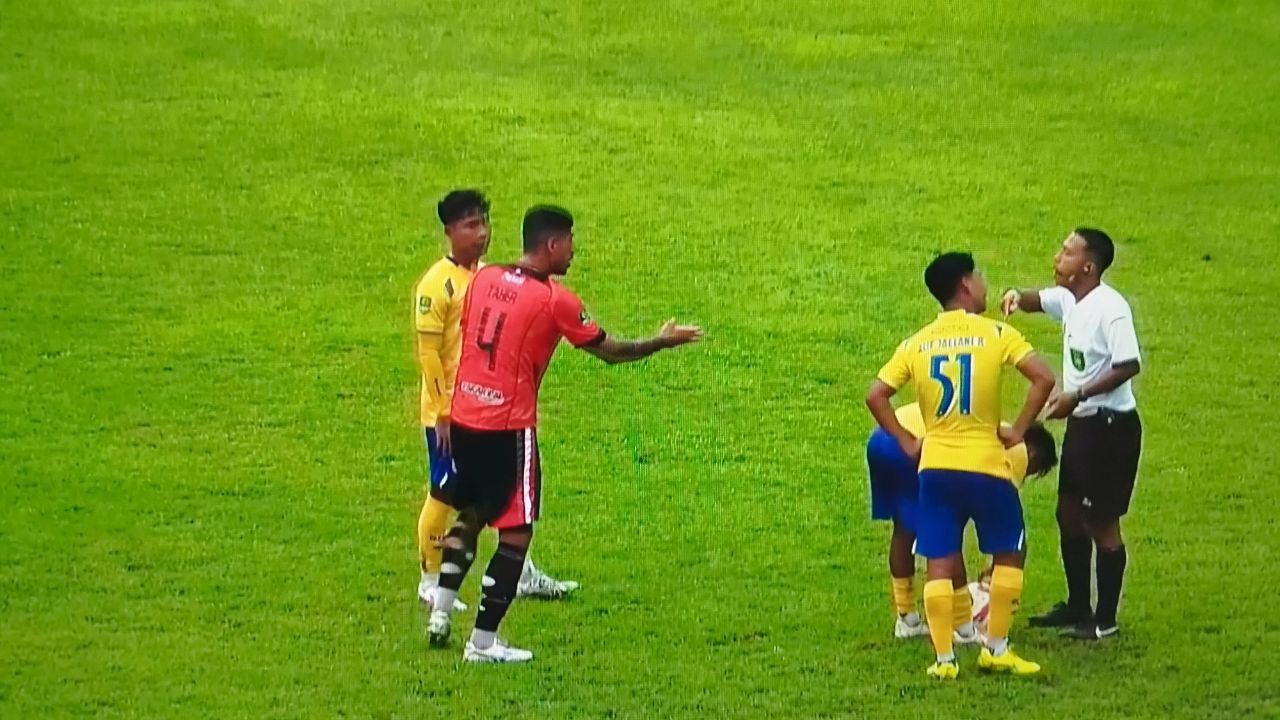 Bek Persibo, Taher, protes kepada wasit.