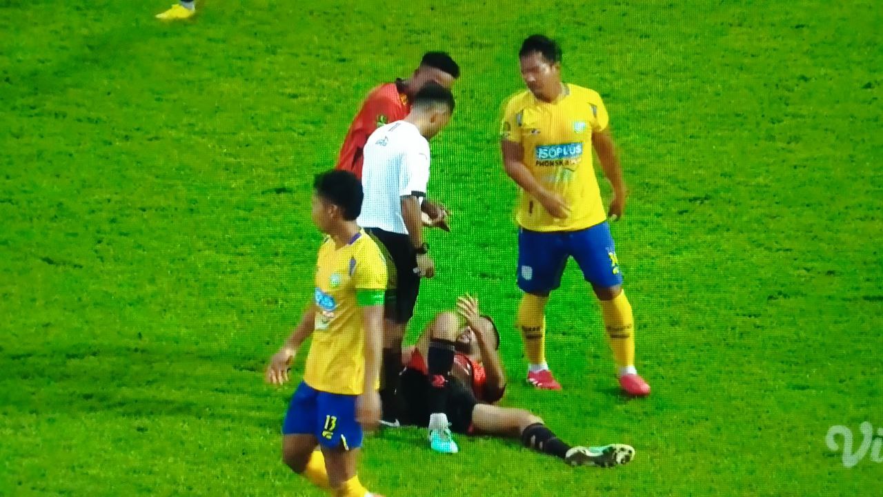 Enzo Celestine tergeletak di lapangan setelah terjadi benturan dengan pemain belakang Gresik United.