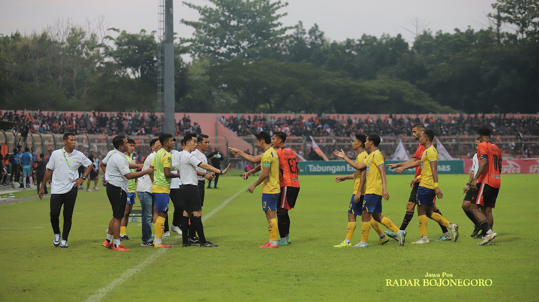 PANAS: Laga Persibo kontra Gresik United di Stadion Letjend Sudirman kemarin (21/2) terbilang panas dengan tensi tinggi. (YUAN EDO RAMADHANA/RADAR BOJONEGORO)