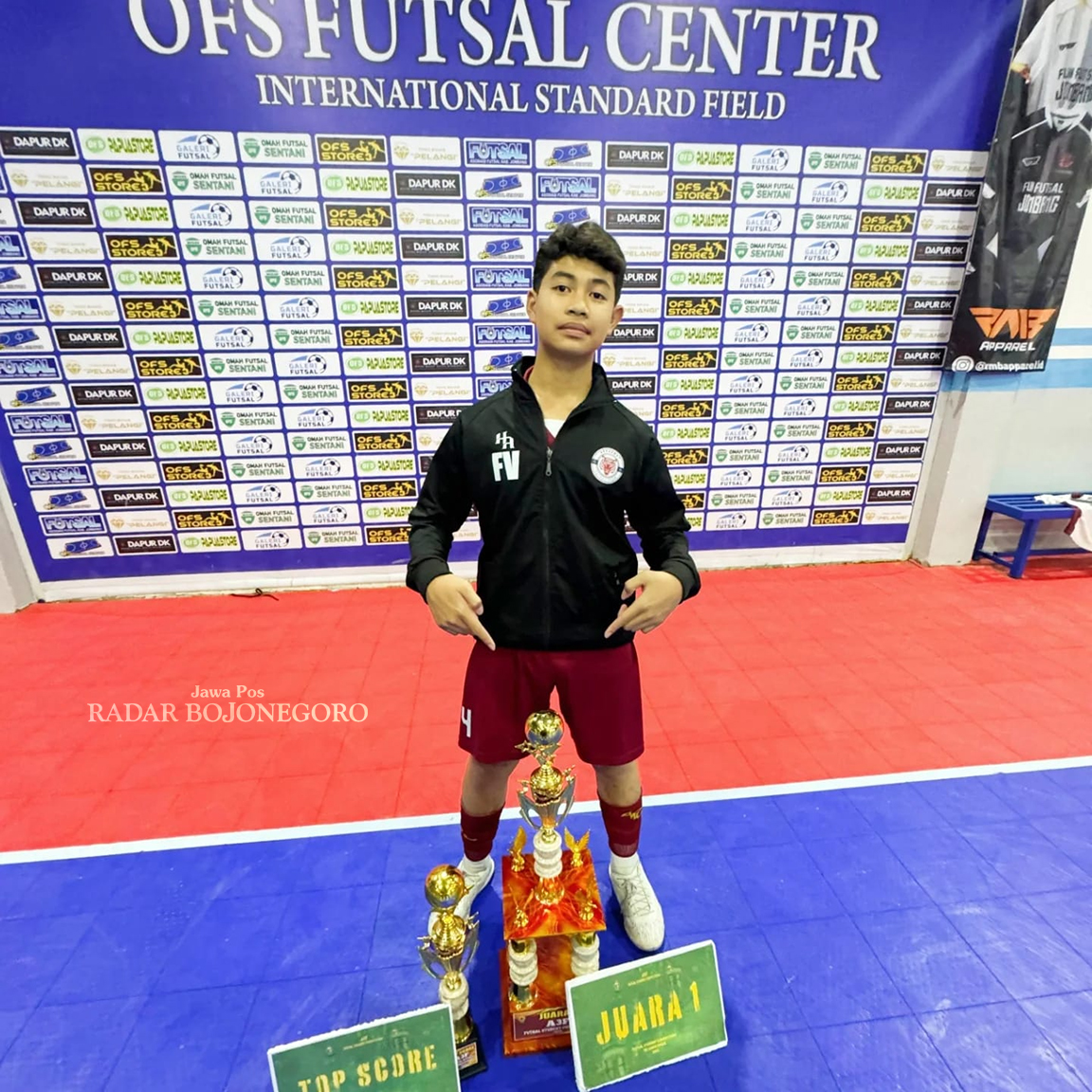 BERBAKAT: M. Favian Gatiadirrijal, atlet futsal menunjukkan piala salah satu kejuaraan. (ISTIMEWA/RADAR BOJONEGORO)
