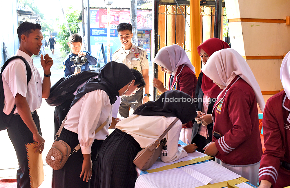 BERBURU KERJA: Para lulusan SMK berburu lowongan kerja di Job Fair SMKN 1 Bojoneogoro pada Juni 2024 lalu.