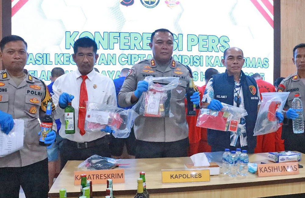 JELANG RAMADAN: Kapolres Blora AKBP Wawan Andi Susanto (tengah) bersama jajarannya gelar konferensi pers hasil kegiatan cipta kondisi kamtibmas jelang Ramadan.