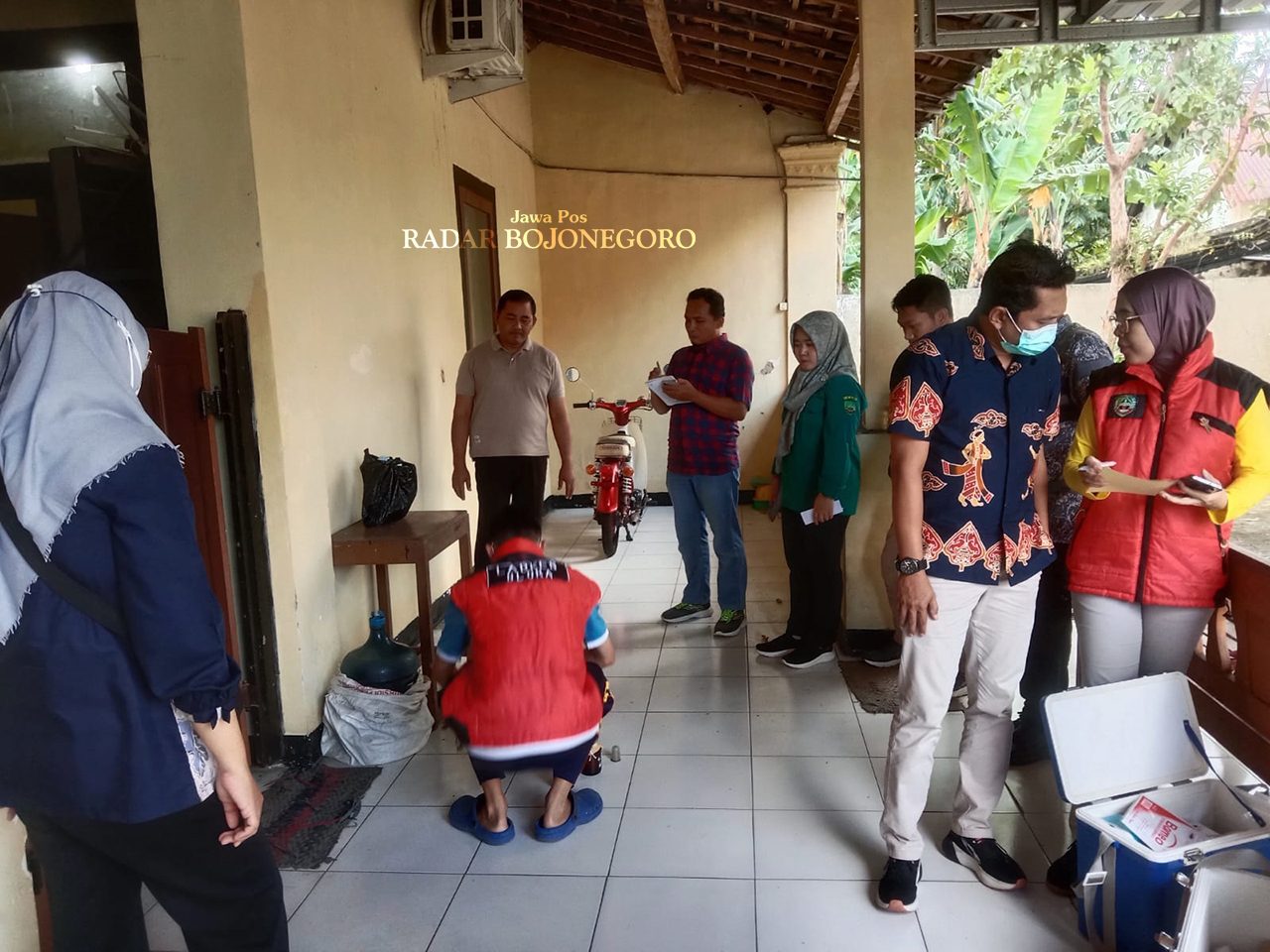 PENYELIDIKAN: Petugas kepolisian olah TKP tewasnya ayah dan anak usai meminum air yang diduga telah tercampur racun gulma dan rumput, Jumat (21/2). (ISTIMEWA/RADAR BOJONEGORO)