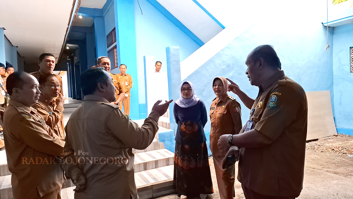 MEMBANGGAKAN: Wabup Nurul Azizah bersama Ketua TP PKK Bojonegoro Cantika Wahono mengecek kesiapan SMAN 2 Taruna Pamong Praja kemarin. (DEWI SAFITRI/RADAR BOJONEGORO)