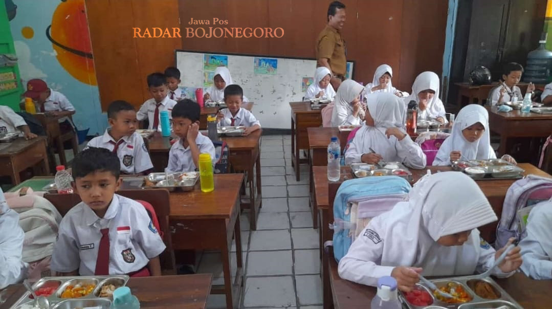 MAKAN BERGIZI: Sekitar 9.000 siswa di Blora telah mendapat program makan bergizi gratis (MBG) setiap Senin-Jumat. (ISTIMEWA/RADAR BOJONEGORO)