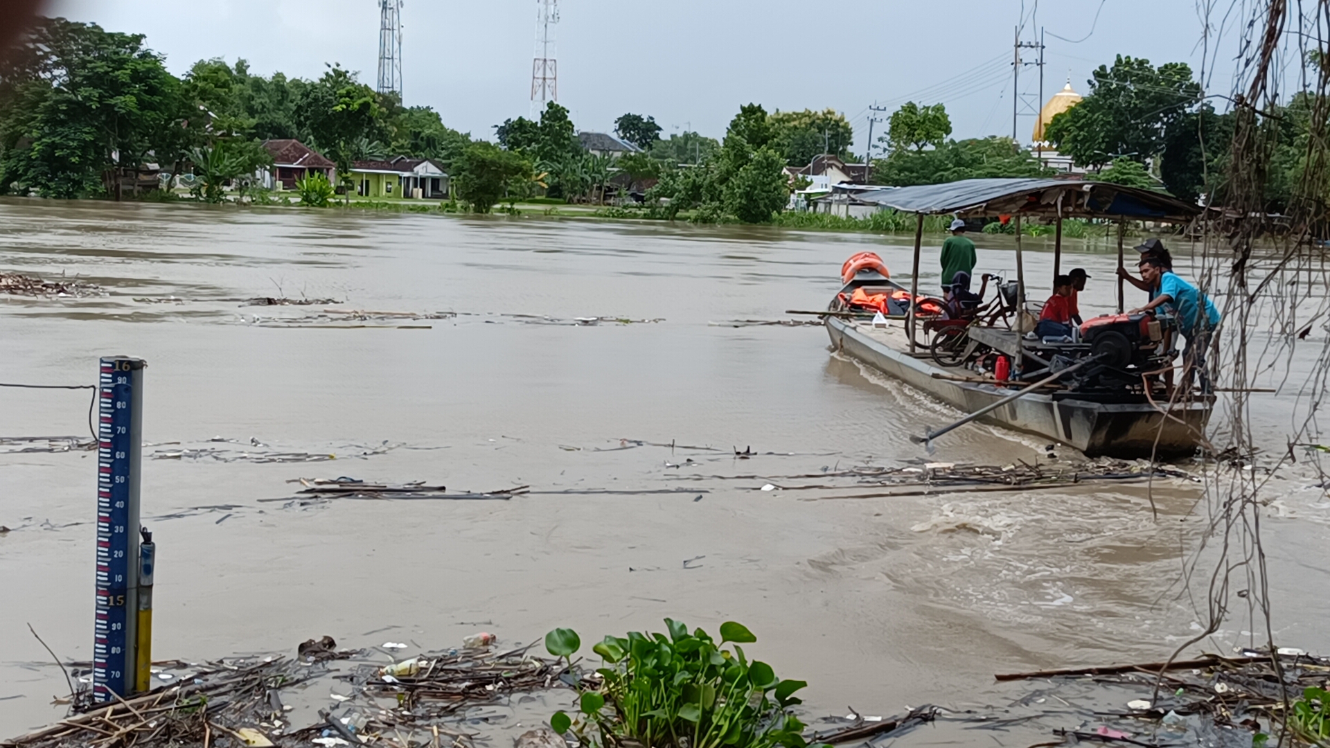 TREN NAIK: Ketinggian air Bengawan Solo tren naik, statusnya sudah siaga merah, warga diminta waspada, tercatat 44 rumah tergenanang. (YUAN EDO/RADAR BOJONEGORO)