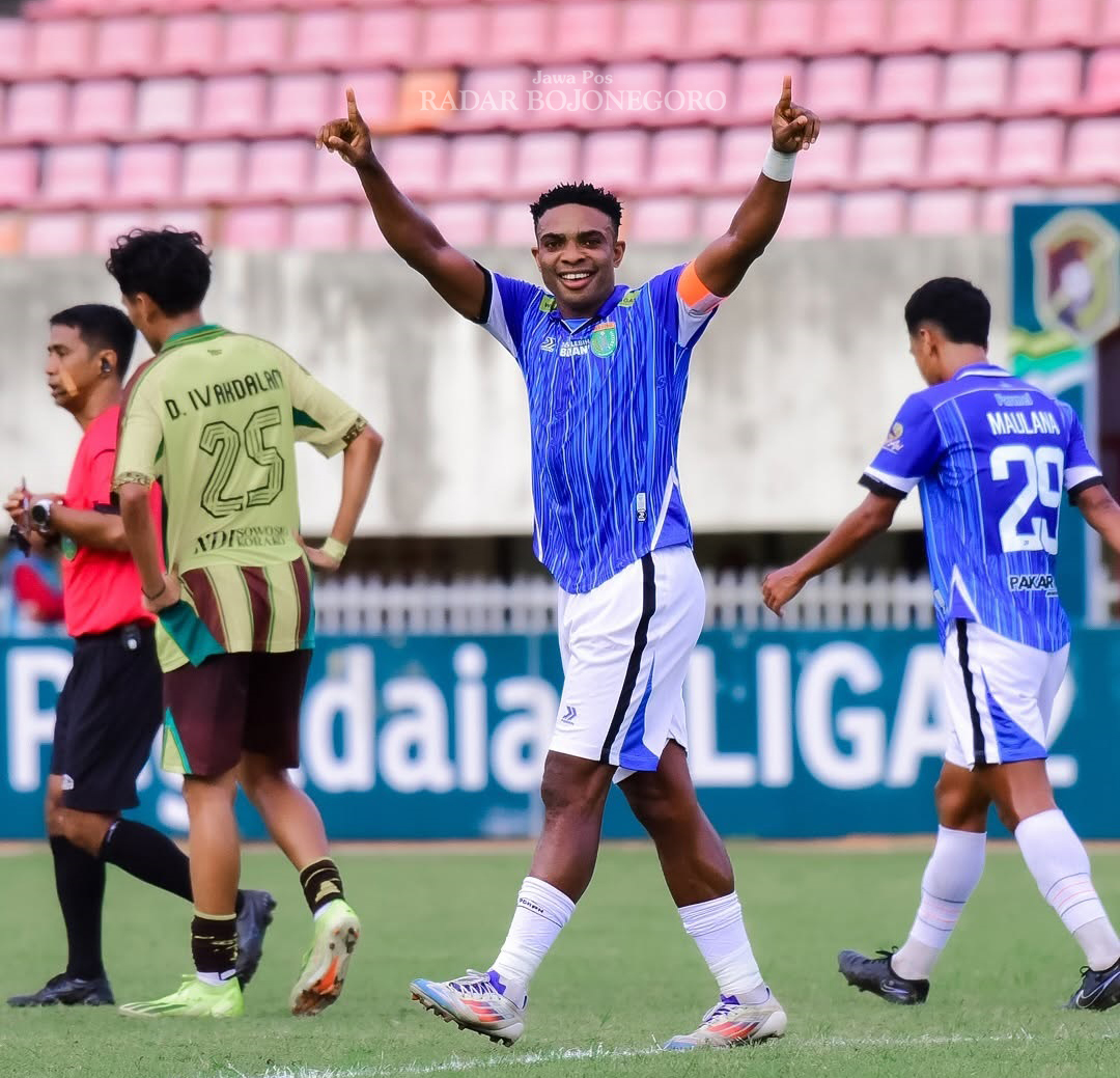 BELUM AMAN: Persibo berhasil menggulung Persewar dengan skor besar 2-6 di Stadion Mandala Jayapura kemarin (25/2). Namun, belum bisa memastikan diri bertahan di Liga 2. (PERSIBO FOR RADAR BOJONEGORO)