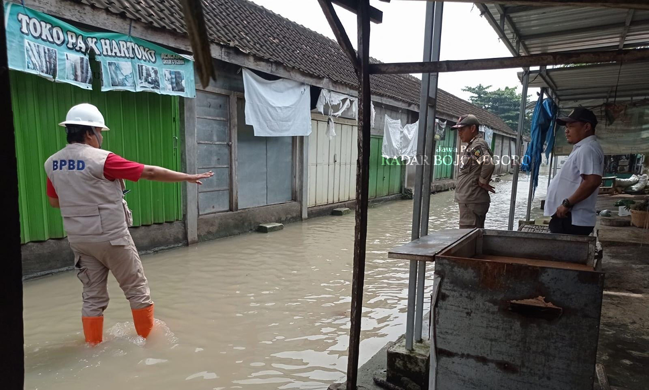 BANJIR LUAPAN: Petugas BPBD Blora melakukan asesmen di lokasi banjir luapan Sungai Sogo turut Kecamatan Kedungtuban. (ISTIMEWA/RADAR BOJONEGORO)
