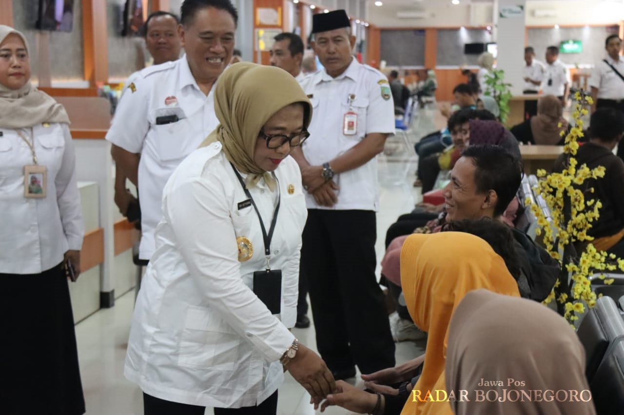 SIDAK: Wabup Blora Sri Setyorini bersama jajaran pejabat sidak di Mal Pelayanan Publik (MPP) Blora kemarin (26/2). (ISTIMEWA/RADAR BOJONEGORO)