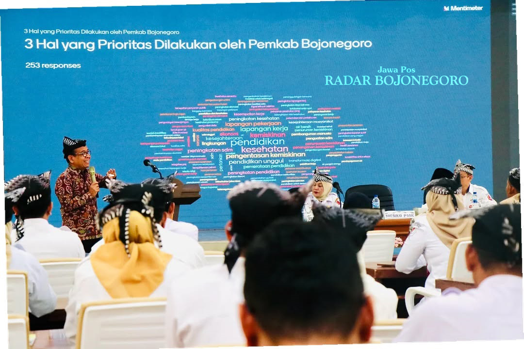 PENGARAHAN: Menko PMK RI Pratikno memberikan pengarahan untuk penyusunan RPJMD Bojonegoro 2025-2030 di Ruang Angling Dharma kemarin (26/2). (DEWI SAFITRI/RADAR BOJONEGORO)