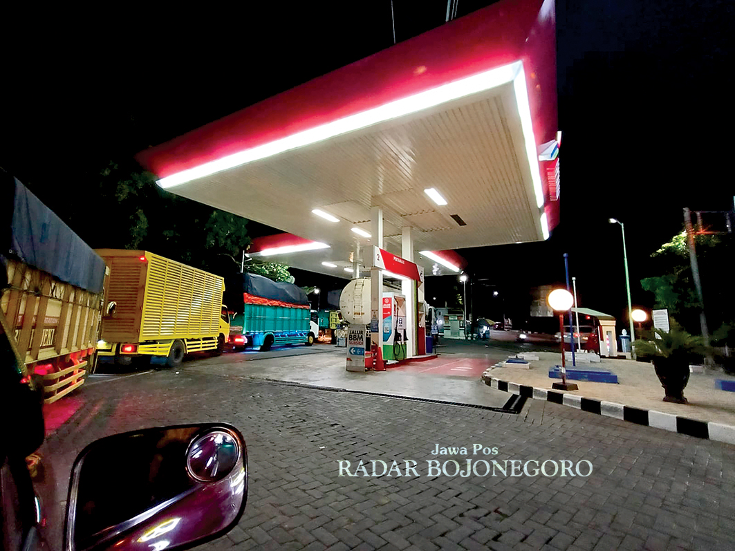DIRAGUKAN: Warga meragukan kemurnian pertamax setelah kasus dugaan Dirut Pertamina mengoplos dengan pertalit mencuat di publik. (YANA DWI KURNIYA WATI/RADAR BOJONEGORO)