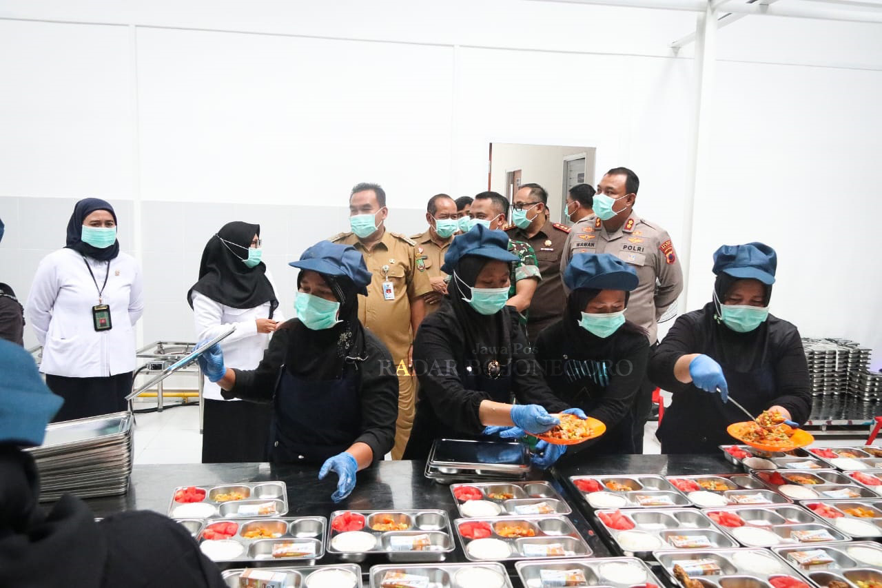 MAKAN BERGIZI: Petugas SPPG Blora sedang fokus menyiapkan ribuan porsi makanan begizi gratis yang didistribusikan ke sekolah-sekolah. (ISTIMEWA/RADAR BOJONEGORO)