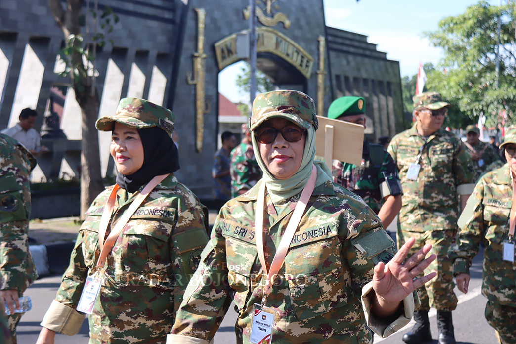 RETRET HARI TERAKHIR: Wabup Blora Sri Setyorini berseragam komcad telah tiba di Akademi Militer, Magelang kemarin (27/2). (ISTIMEWA/RADAR BOJONEGORO)