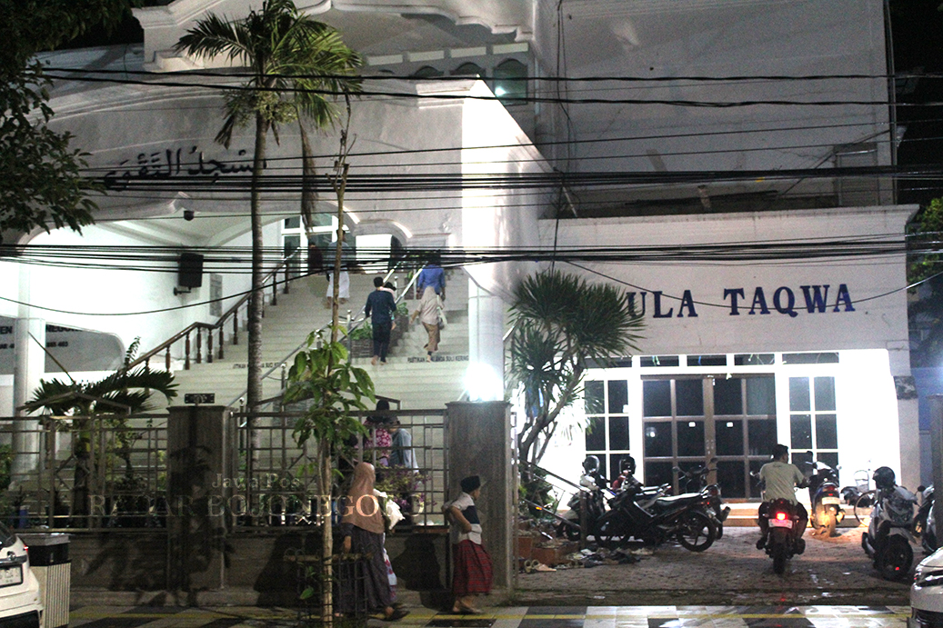 SATU RAMADAN: Jemaah Muhammadiyah Bojonegoro berdatangan hendak menunaikan salat tarawih perdana di Masjid At-Taqwa kemarin (28/2). (DHANI WAHYU ALFIANSYAH/RADAR BOJONEGORO)