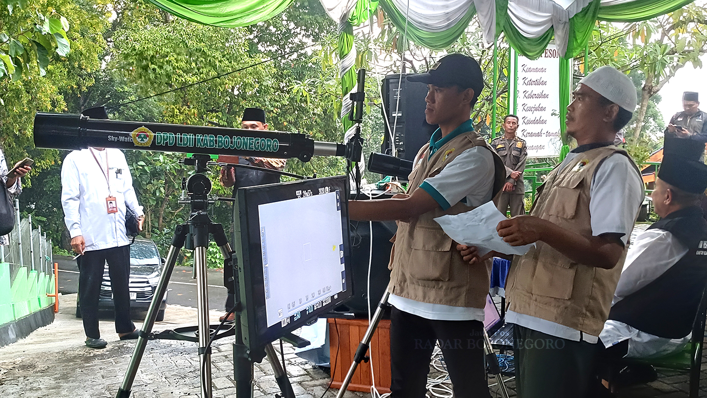RUKYATUL HILAL: Tim Kemenag Bojonegoro menggelar rukyatul hilal untuk menentukan 1 Ramadan di Bukit Wonocolo, Kecamatan Kedewan kemarin (28/2). (YUAN EDO RAMADHANA/RADAR BOJONEGORO)