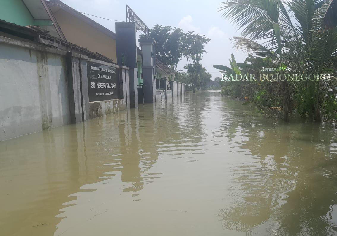 BANJIR: Luapan air Bengawan Solo mengakibatkan banjir di wilayah Desa Kalisari, Kecamatan Baureno sejak Rabu (26/2) hingga kemarin (28/2). (ISTIMEWA/RADAR BOJONEGORO)