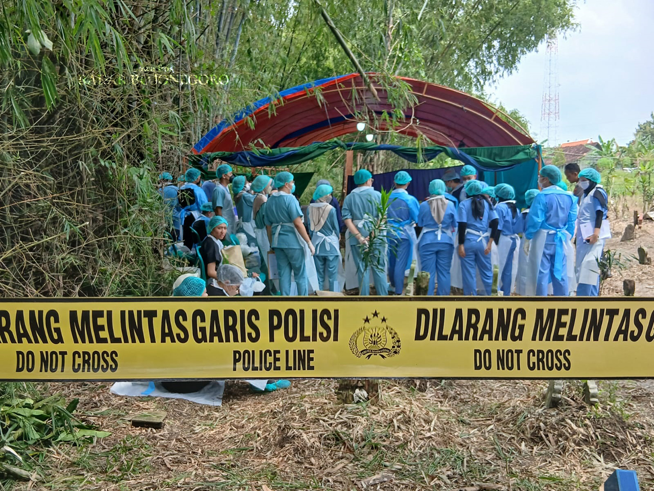EKSHUMASI: Tim Biddokes Polda Jateng membongkar dua makam ayah dan anak yang tewas diracun di TPU Dusun Wangil. Desa Sambonganyar, Kecamatan Ngawen kemarin (28/2). (M. LUKMAN HAKIM/RADAR BOJONEGORO)