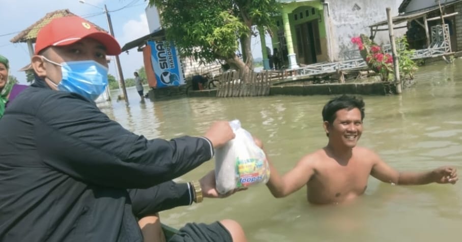 TERISOLIR: Pemdes Desa Kalisari, Kecamatan Baureno saat membagikan sembako kepada warga terdampak banjir dari luapan Bengawan Solo. (ISTIMEWA/RADAR BOJONEGORO)