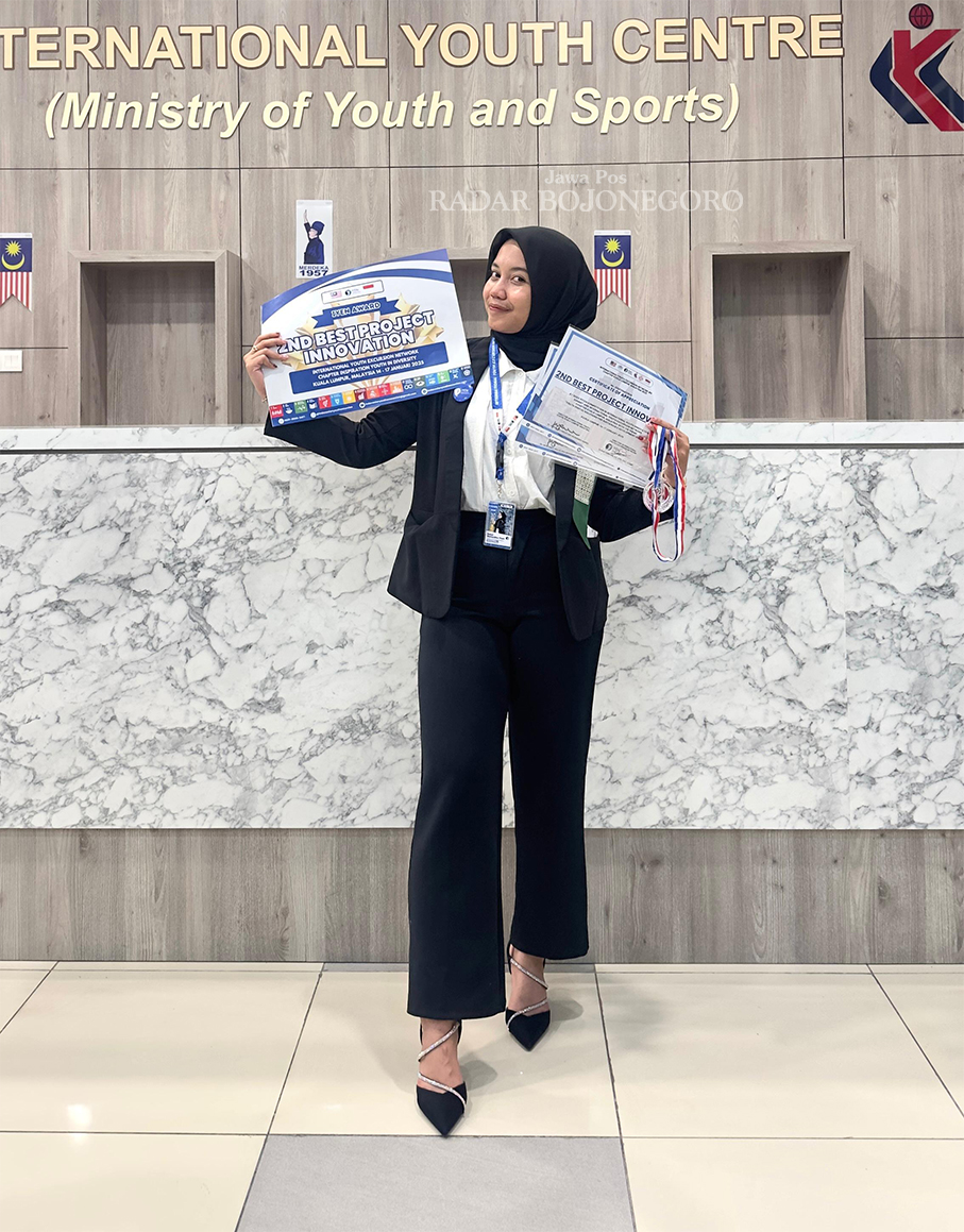 BANGGA: Sekar Mahardika Putri pamerkan piagam perhargaan Juara 2 Best Project IYEN Award yang digelar di Kuala Lumpur, Malaysia. (ISTIMEWA/RADAR BOJONEGORO)