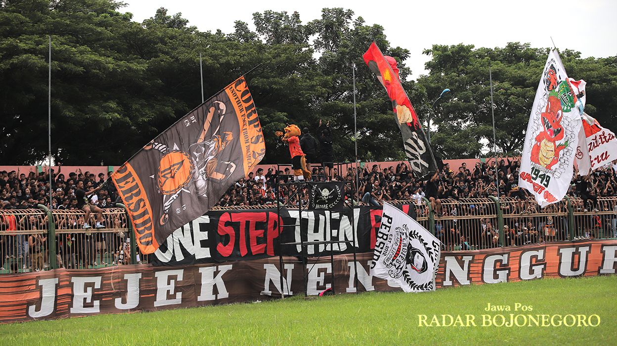 PERTANYAKAN MANAJEMEN: Suporter Persibo merasa kecewa dengan manajemen setelah tim kebanggaannya turun kasta di Liga 3 Nusantara. (YUAN EDO/RADAR BOJONEGORO)