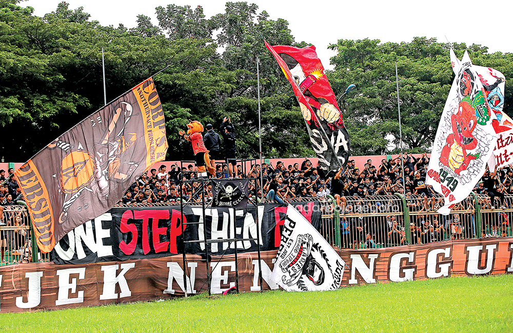 Suporter Persibo ketika mendukung tim kesayangannya di Stadion Letjen H. Soedirman.