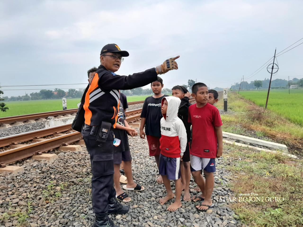 BERBAHAYA: Petugas KAI mengimbau anak-anak agar tidak bermain di jalur kereta api ketika ngabuburit jelang berbuka puasa. Karena berbahaya mengancam keselamatan. (ISTIMEWA/RADAR BOJONEGORO)