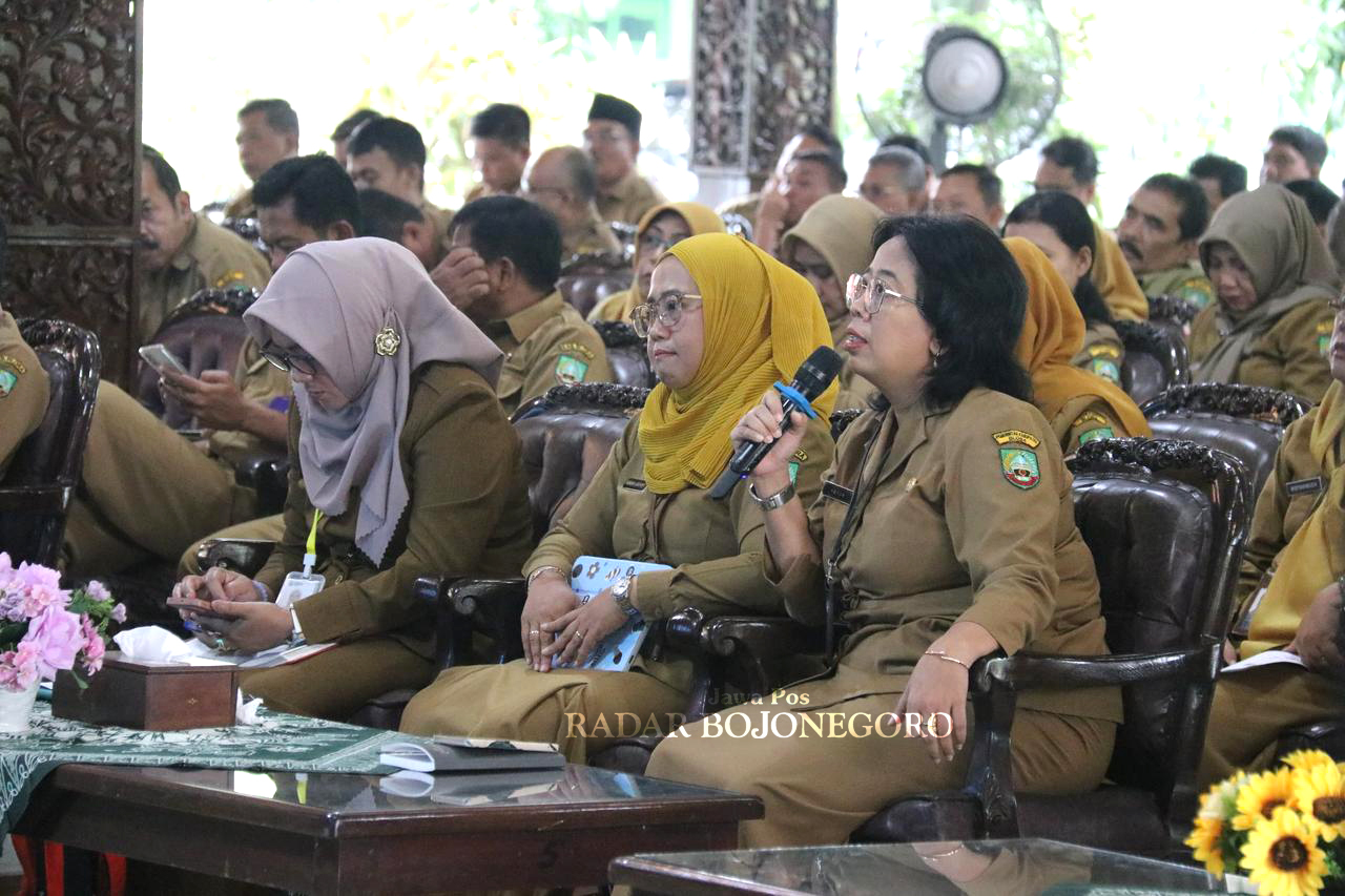KOORDINASI: Jajaran kepala dinas mengikuti Rapat Koordinasi (Rakor) Pengendalian Operasional Kegiatan (POK) di Pendapa Rumah Dinas Bupati kemarin (3/3) (ISTIMEWA/RADAR BOJONEGORO)