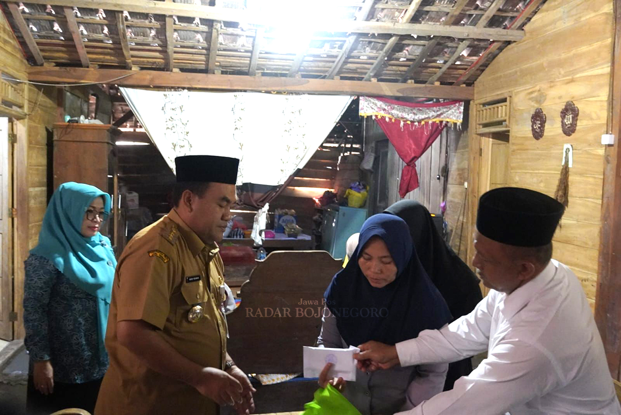 SANTUNAN: Bupati Blora Arief Rohman berikan sembako dan santunan uang kepada keluarga korban pembunuhan yang tewas diracun. (ISTIMEWA/RADAR BOJONEGORO)