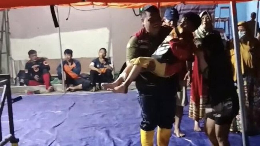 Bocah 9 tahun di Gresik digigit ular saat Banjir. BPBD beberkan tips untuk mengatasi pertolongan pertama atau first aid imobilisasi.