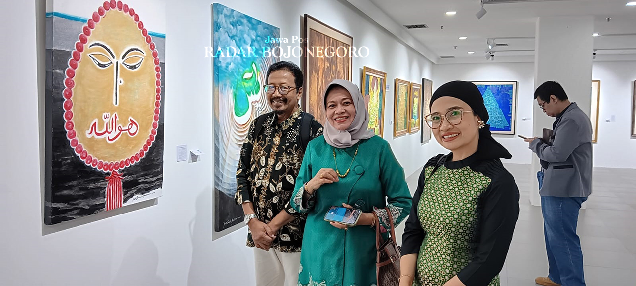 MENGISPIRASI: Yusuf Susilo Hartono (paling kiri) bersama Okky Madasari, kurator pameran karya Seni Rupa Islami di Jakarta (ISTIMEWA/RADAR BOJONEGORO)