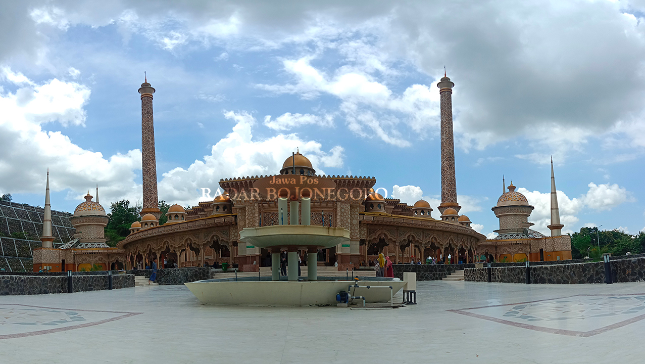 DIBANGUN NEGARA: Masjid An-Nahdla dibangun dari APBD Bojonegoro, mulai dipadati pengunjung sejak akhir 2024. (YANA DWI KURNIYA WATI/RADAR BOJONEGORO)