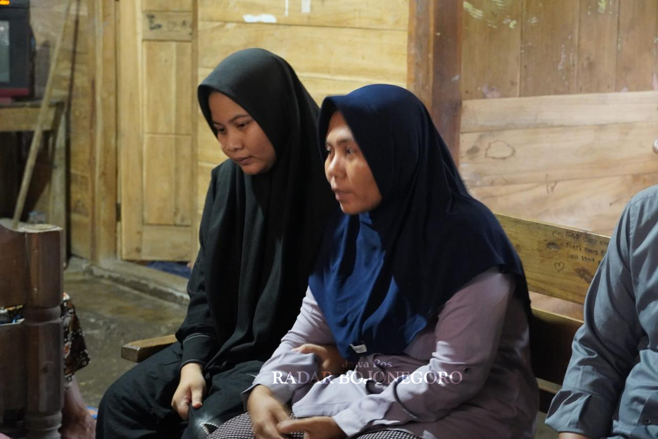 BERDUKA: Maspupah didampingi anak sulungnya masih dalam kondisi berduka ditinggal oleh suami dan anak bungsunya.  (ISTIMEWA/RADAR BOJONEGORO)
