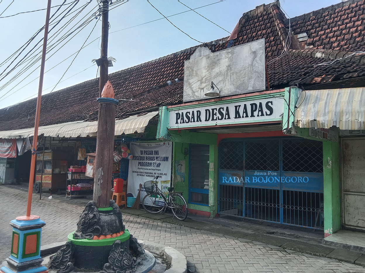 BUTUH SENTUHAN: Kondisi Pasar Kapas ini memprihatinkan, salah satu pasar tradisional ini butuh sentuhan pemangku kebijakan, untuk menjaga kesejahteraan pelaku usaha di desa. (MAGANG FOR RADAR BOJONEGO