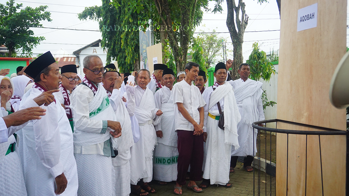 MANASIK HAJI: CJH Bojonegoro saat menjalani manasik haji, sebanyak 1.624 CJH tahun ini bakal berangkat ke Tanah Suci. (YUAN EDO/RADAR BOJONEGORO)