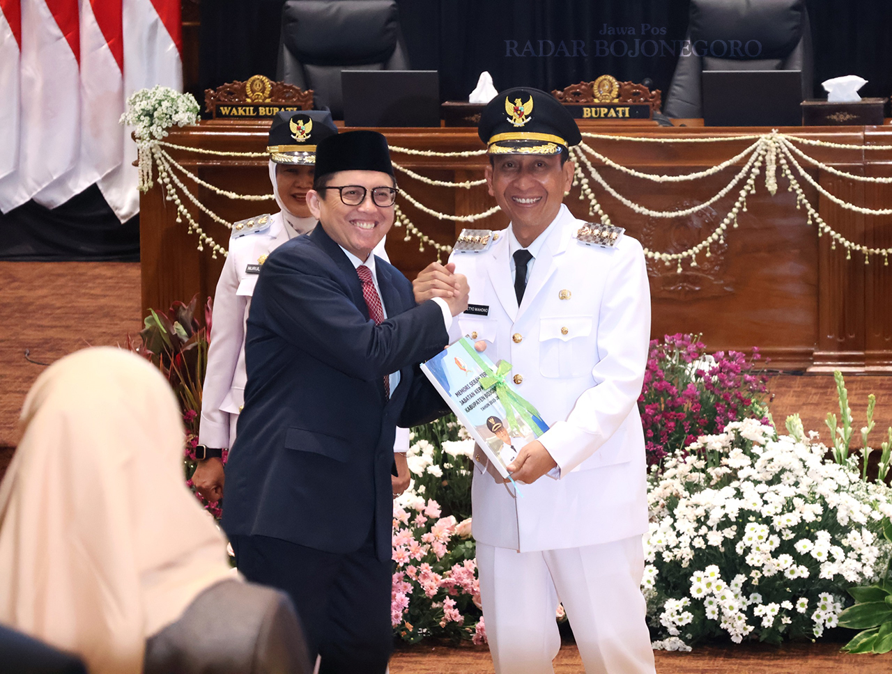 ESTAFET KEPEMIMPINAN: Pj Bupati Adriyanto menyerahkan memori jabatan kepala Bupati Bojonegoro Setyo Wahono dalam sertijab di DPRD kemarin (4/3) (YANA DWI KURNIYA WATI/RADAR BOJONEGORO)