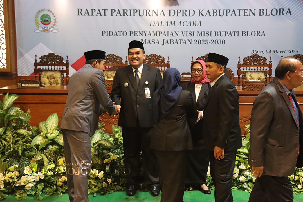 PARIPURNA: Bupati Arief Rohman dan Wakil Bupati Sri Setyorini menyampaikan visi, misi, dan program saat rapat paripurna DPRD Blora, Selasa (4/3). (ISTIMEWA/RADAR BOJONEGORO)