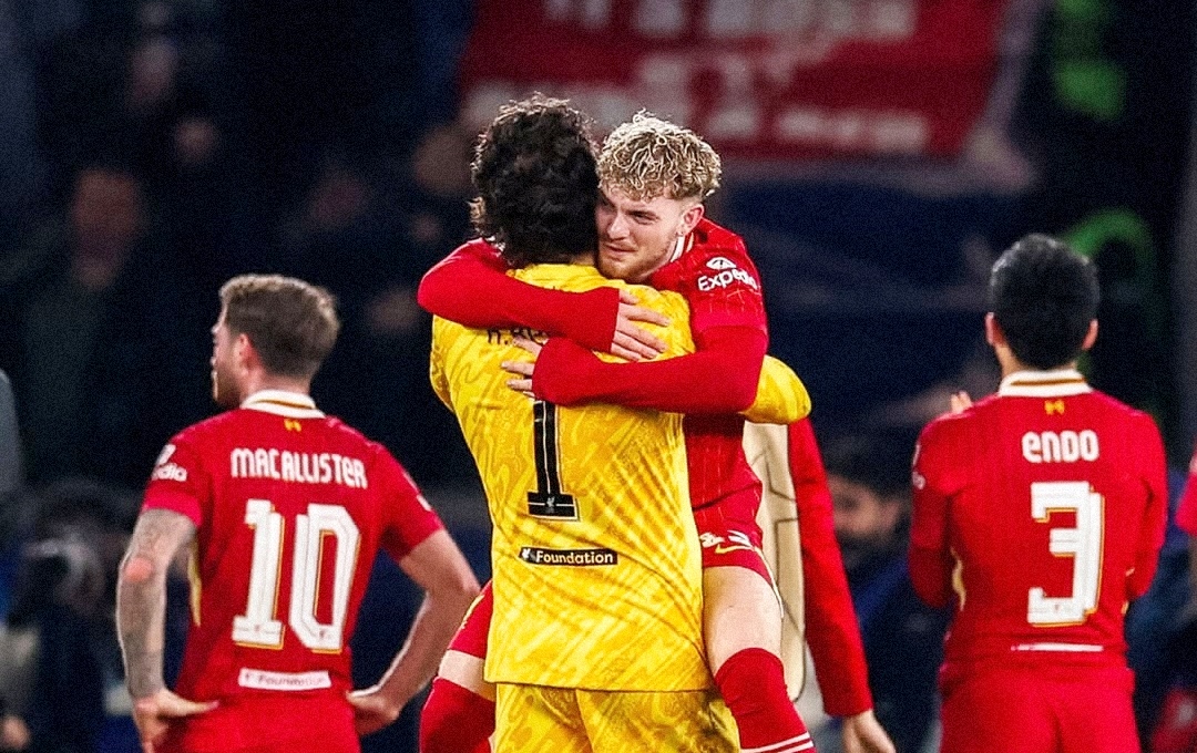 Elliott dan Allison berpelukan setelah menang tipis di Parc des Princes.