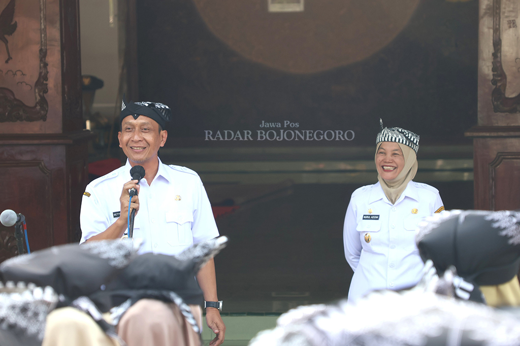 SATU KESATUAN: Bupati Wahono di dampingi Wabup Nurul Azizah memberikan arahan di depan ASN untuk menciptakan suasana kerja positif. (PROKOPIM FOR RADAR BOJONEGORO)