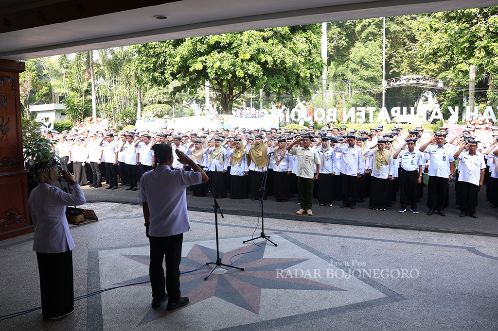 SATU KESATUAN: Bupati Wahono di dampingi Wabup Nurul Azizah memberikan arahan di depan ASN untuk menciptakan suasana kerja positif. (PROKOPIM FOR RADAR BOJONEGORO)