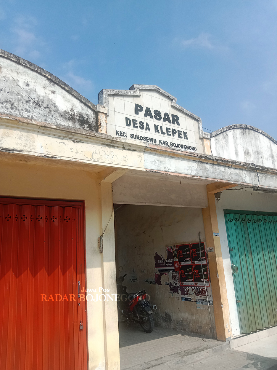 TAK TERAWAT: Kondisi Pasar Klepek, Kecamatan Sukosewu ini tak terawat, mulai ditinggalkan pembeli, seiring maraknya belanja online. (YANA DWI KURNIYA WATI/RADAR BOJONEGORO)