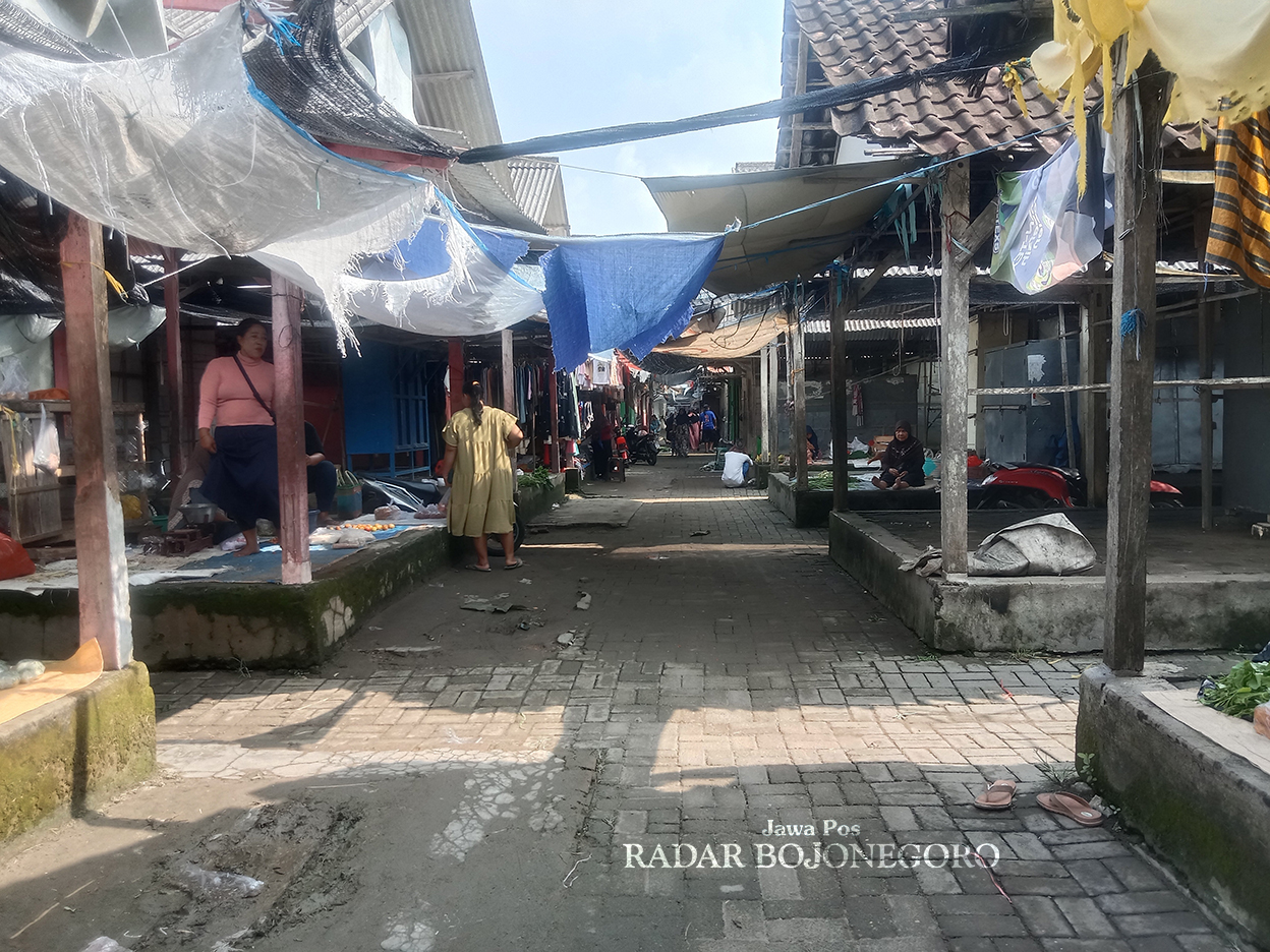 TAK TERAWAT: Kondisi Pasar Klepek, Kecamatan Sukosewu ini tak terawat, mulai ditinggalkan pembeli, seiring maraknya belanja online. (YANA DWI KURNIYA WATI/RADAR BOJONEGORO)